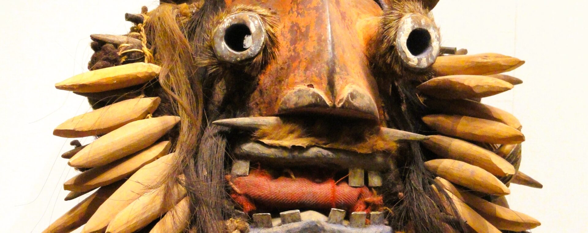 Tradiční africké náboženské masky – materiální brány do nezměrného duchovního světa