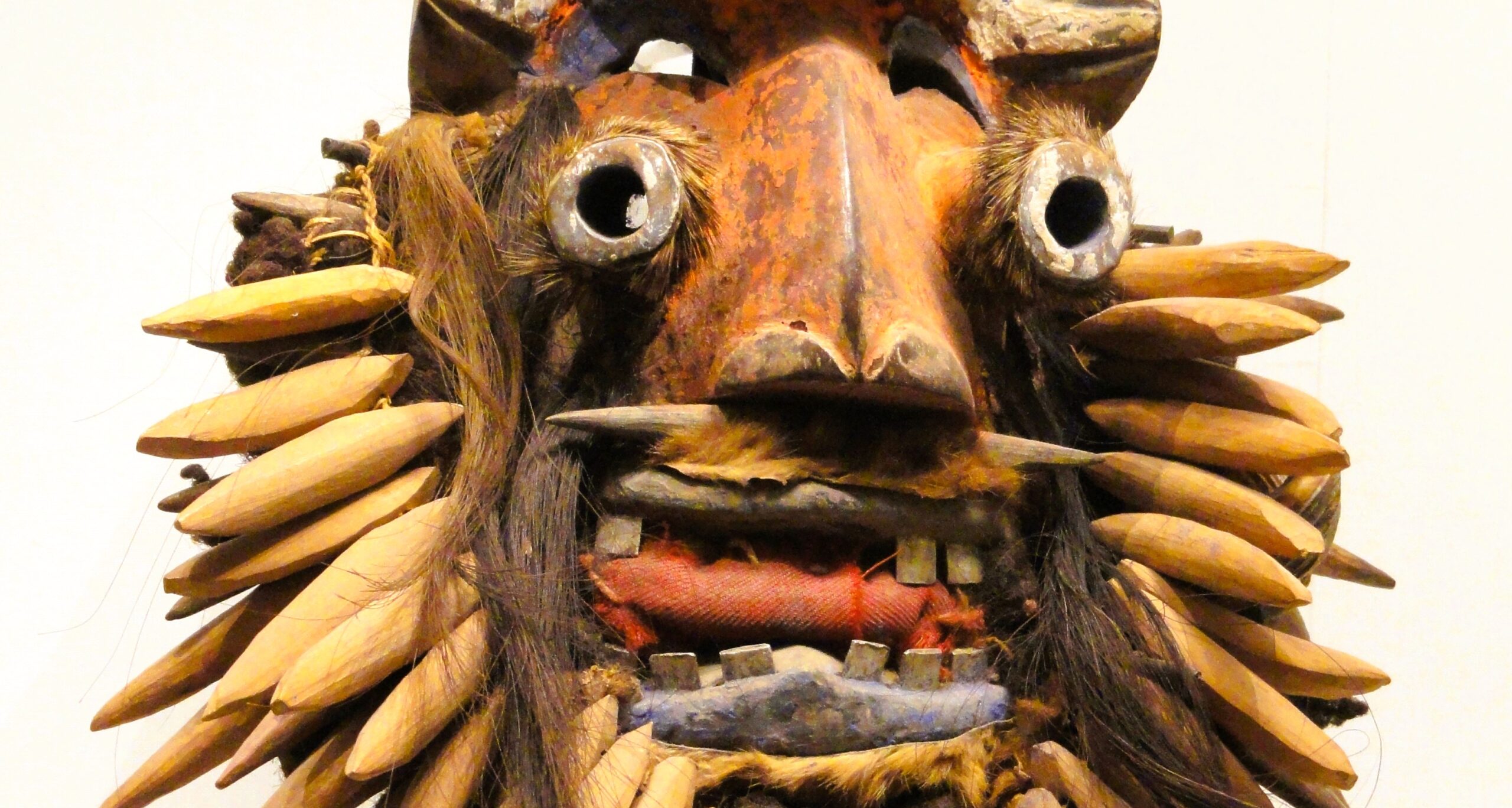 Tradiční africké náboženské masky – materiální brány do nezměrného duchovního světa